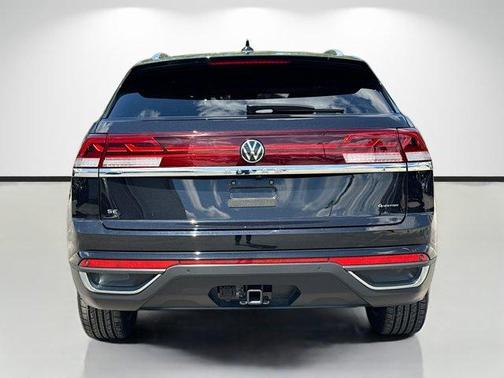 Deep Black Pearl Effect 2024 Volkswagen Atlas Cross Sport 2.0T SE w/Technology