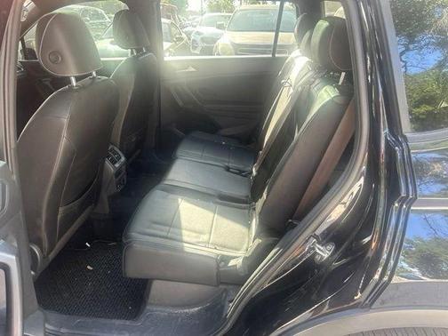 Deep Black Pearl Effect 2021 Volkswagen Tiguan 2.0T SE R-Line Black