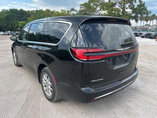 Diamond Black 2025 Chrysler Pacifica Select