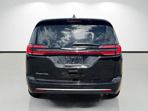 Diamond Black 2025 Chrysler Pacifica Select