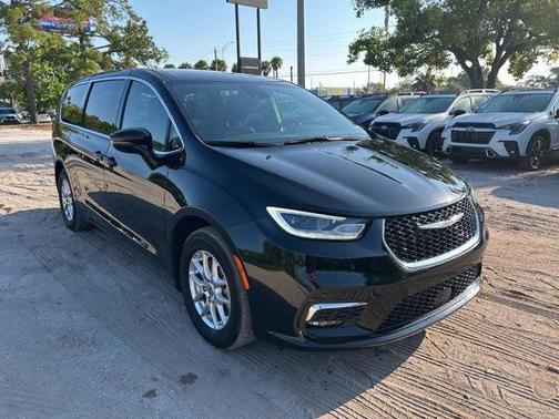 Diamond Black 2025 Chrysler Pacifica Select