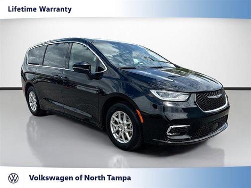 Diamond Black 2025 Chrysler Pacifica Select