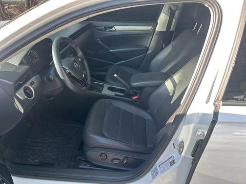 Pure White 2022 Volkswagen Passat 2.0T SE