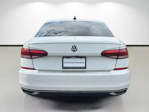 Pure White 2022 Volkswagen Passat 2.0T SE