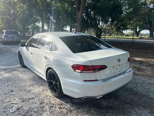 Pure White 2022 Volkswagen Passat 2.0T SE