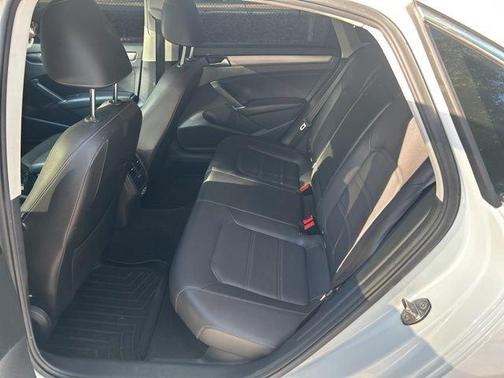 Pure White 2022 Volkswagen Passat 2.0T SE