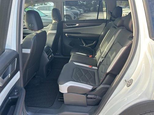 Pure White 2024 Volkswagen Atlas 2.0T Peak Edition SE w/Technology