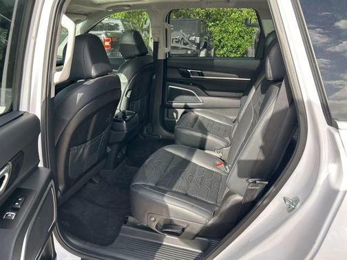 Glacial White Pearl 2022 Kia Telluride SX