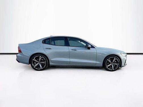 2024 Volvo S60 B5 Core Dark Theme