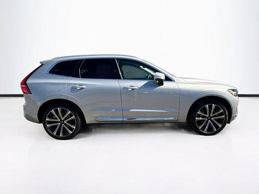 2023 Volvo XC60 B5 Ultimate Bright Theme