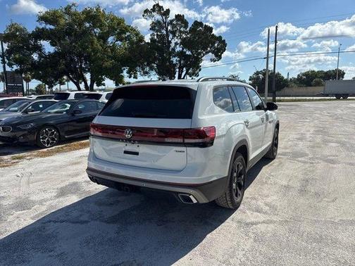 2024 Volkswagen Atlas 2.0T Peak Edition SE w/Technology