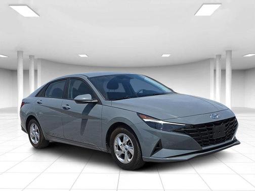 2022 Hyundai ELANTRA SE
