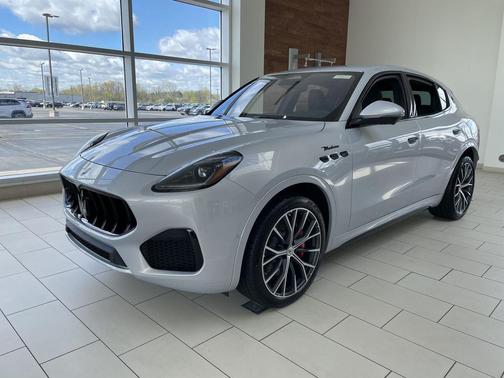 Bianco Astro Metallic 2026 Maserati Grecale Modena