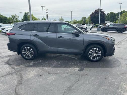 Magnetic Gray Metallic 2020 Toyota Highlander Hybrid XLE