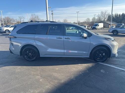 2025 Toyota Sienna Woodland Edition