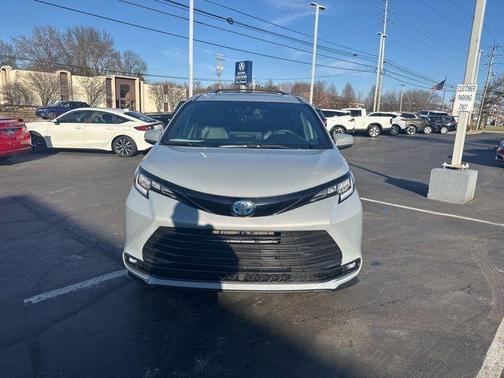 2025 Toyota Sienna Woodland Edition