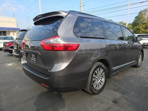 2020 Toyota Sienna XLE