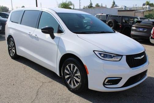2025 Chrysler Pacifica Hybrid Select