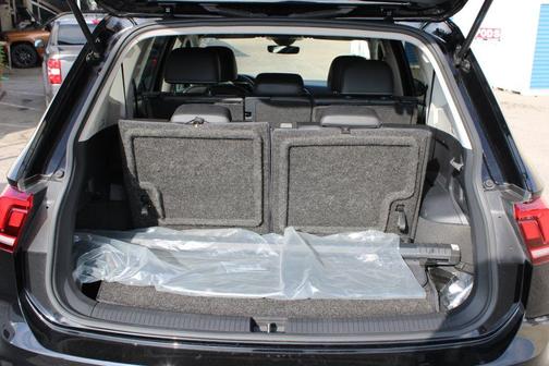 Deep Black Pearl Effect 2022 Volkswagen Tiguan 2.0T SE