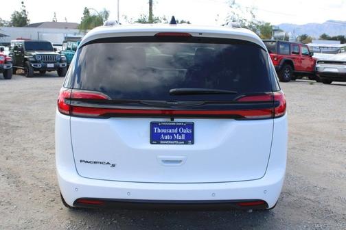 2026 Chrysler Pacifica Select