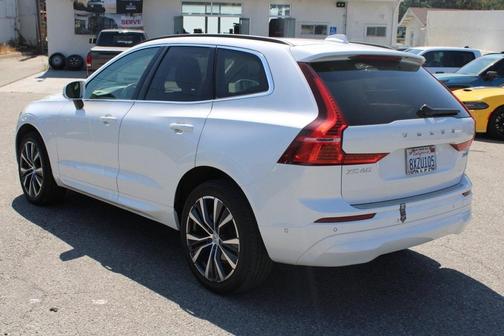 2022 Volvo XC60 B5 Momentum