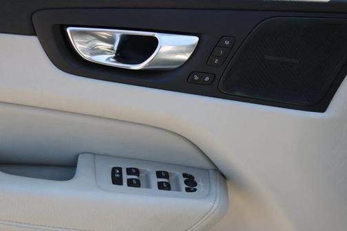 2022 Volvo XC60 B5 Momentum