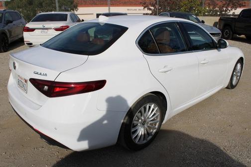 2021 Alfa Romeo Giulia Base