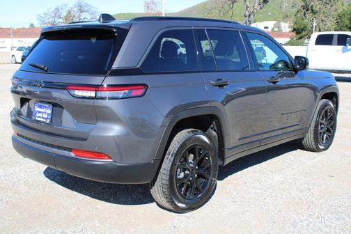 2026 Jeep Grand Cherokee Laredo
