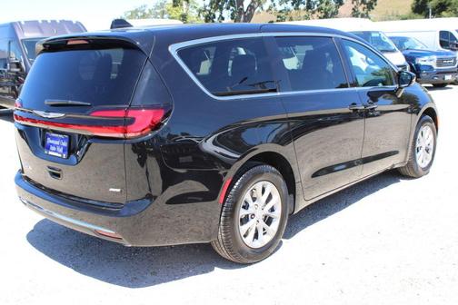 Diamond Black 2026 Chrysler Pacifica Select