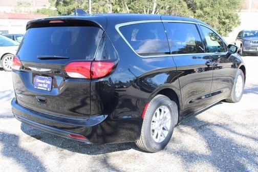 2025 Chrysler Voyager LX