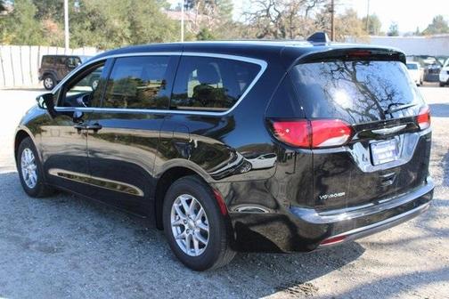2025 Chrysler Voyager LX