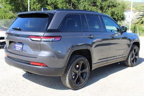 2025 Jeep Grand Cherokee Laredo