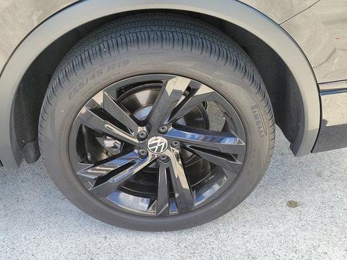 Deep Black Pearl Effect 2024 Volkswagen Tiguan 2.0T SE R-Line Black