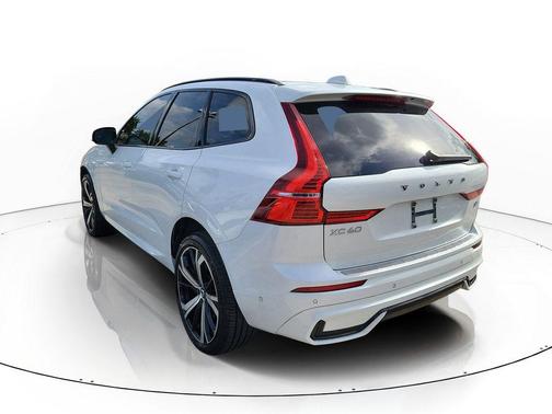 Crystal White 2023 Volvo XC60 B5 Ultimate Dark Theme