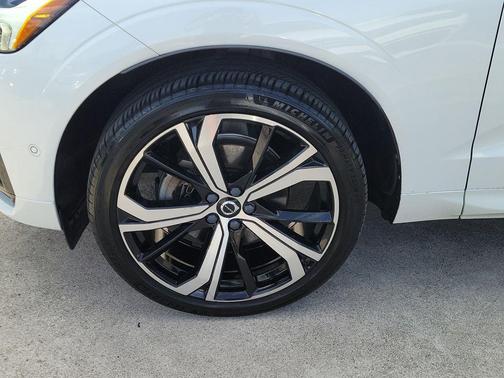Crystal White 2023 Volvo XC60 B5 Ultimate Dark Theme