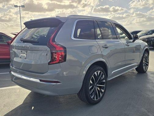 2025 Volvo XC90 B5 Core