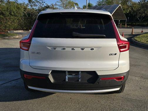 2025 Volvo XC40 B5 Core Bright Theme