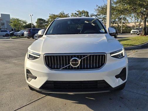 2025 Volvo XC40 B5 Core Bright Theme