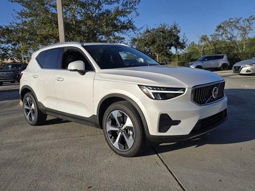 2025 Volvo XC40 B5 Core Bright Theme