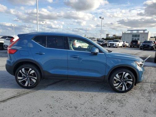 2025 Volvo XC40 B5 Ultra Bright Theme