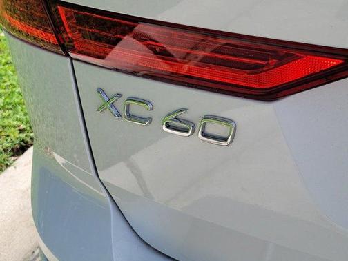 2023 Volvo XC60 B5 Plus Dark Theme