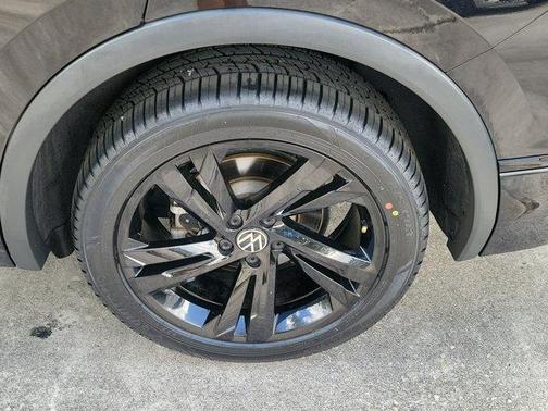 Deep Black Pearl Effect 2023 Volkswagen Tiguan 2.0T SE R-Line Black
