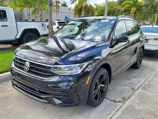 Deep Black Pearl Effect 2023 Volkswagen Tiguan 2.0T SE R-Line Black