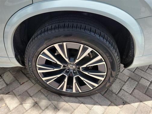 2022 Volvo XC90 T5 Momentum 7 Passenger