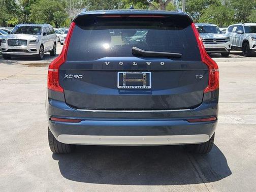2022 Volvo XC90 T5 Momentum 7 Passenger