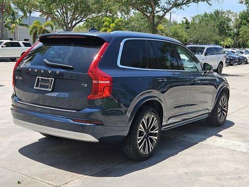 2022 Volvo XC90 T5 Momentum 7 Passenger