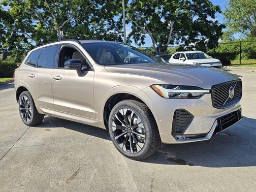 2026 Volvo XC60 PLUS