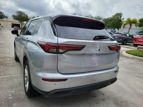 2023 Mitsubishi Outlander ES
