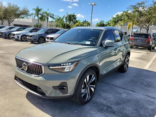 2023 Volvo XC40 B5 Plus Bright Theme
