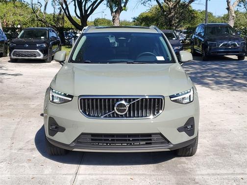 2023 Volvo XC40 B5 Plus Bright Theme
